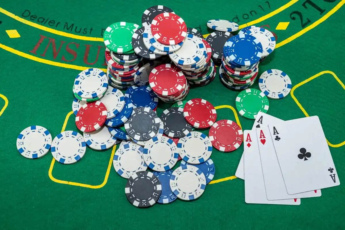 Pengguna menikmati taruhan sportsbook dan slot online di perangkat mobile dengan winlive4